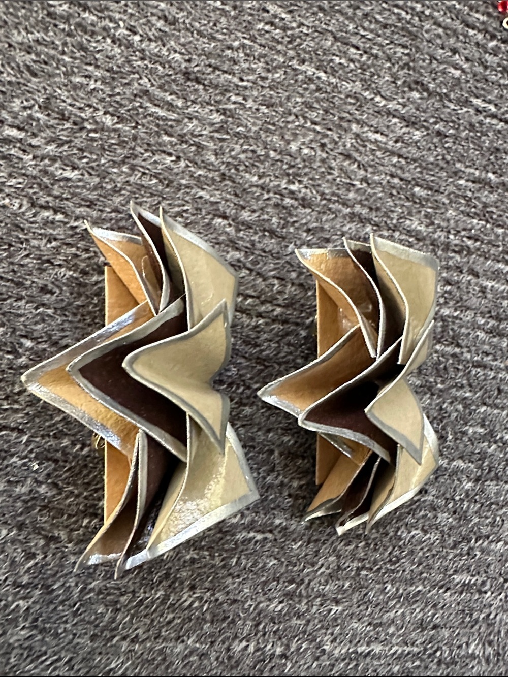 Vintage 90s Handcrafted molded paper clip Earrings in Beige and Brown